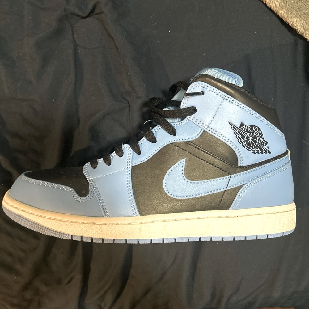 Jordan 1 mid university blues